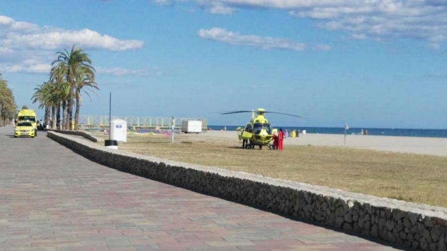 El helicóptero tomo tierra en la playa.
