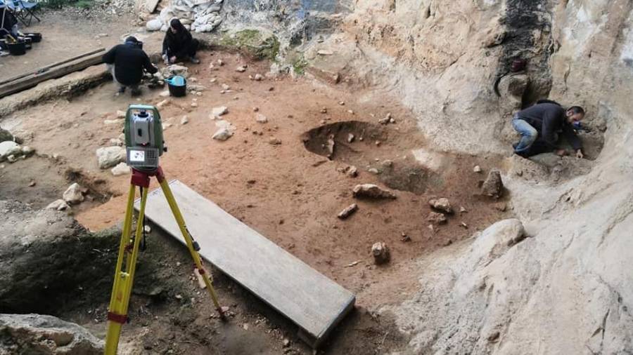 Las excavaciones realizadas en la Balma de la Graiera han aportado novedades a los investigadores. FOTO: CALAFELL TV