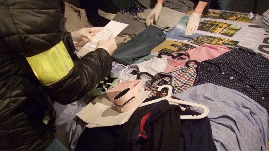 Los agentes decomisaron los más de mil euros en ropa que compraron en una tienda.
