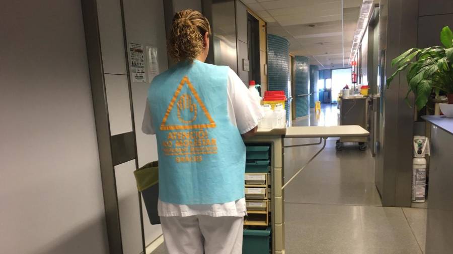 Las enfermeras llevan chalecos que informan de si están preparando o administrando medicación, o están disponibles. Foto: Cedida