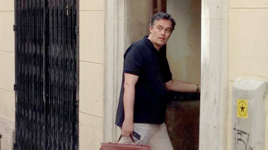 El abogado de V&iacute;ctor Terradellasentrando en la sede de la Fundaci&oacute; CATm&oacute;n de Reus. FOTO: M.C.