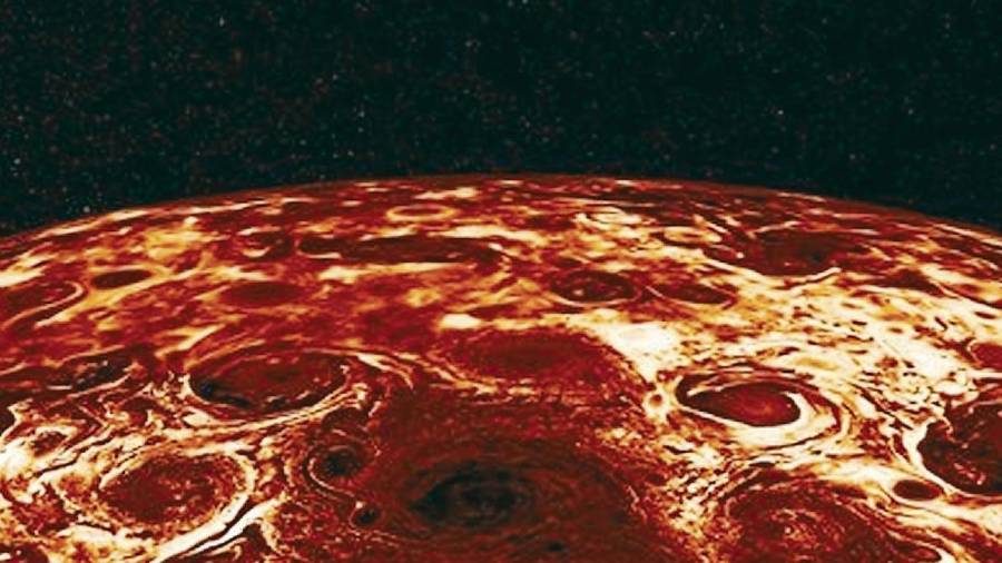 Imagen cedida por la NASA que muestra un ciclón central en el polo norte de Júpiter. FOTO: efe