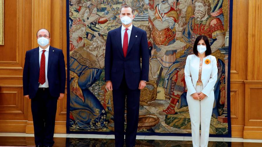 Miquel Iceta y Carolina Darias, junto al Rey Felipe VI en el acto de juramento del cargo. FOTO: ACN