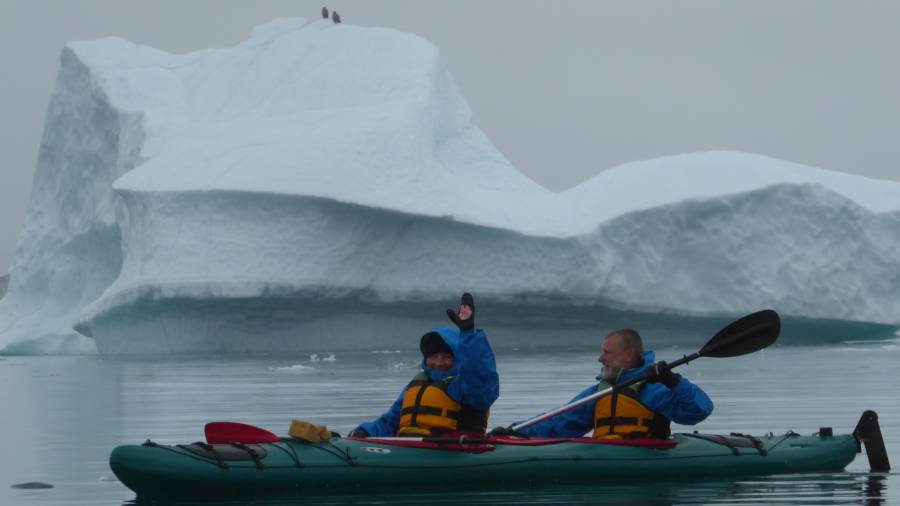 Navegaron en kayak entre icebergs en Groenlandia. Foto: Cedida