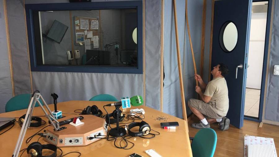 Los trabajos en el estudio de Calafell Ràdio ya han comenzado.