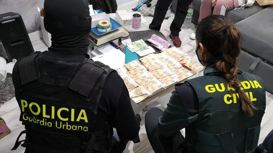 Se han incautado 7.245 euros en billetes de distinto valor, 150gr. de cogollos de marihuana. Foto: Cedida