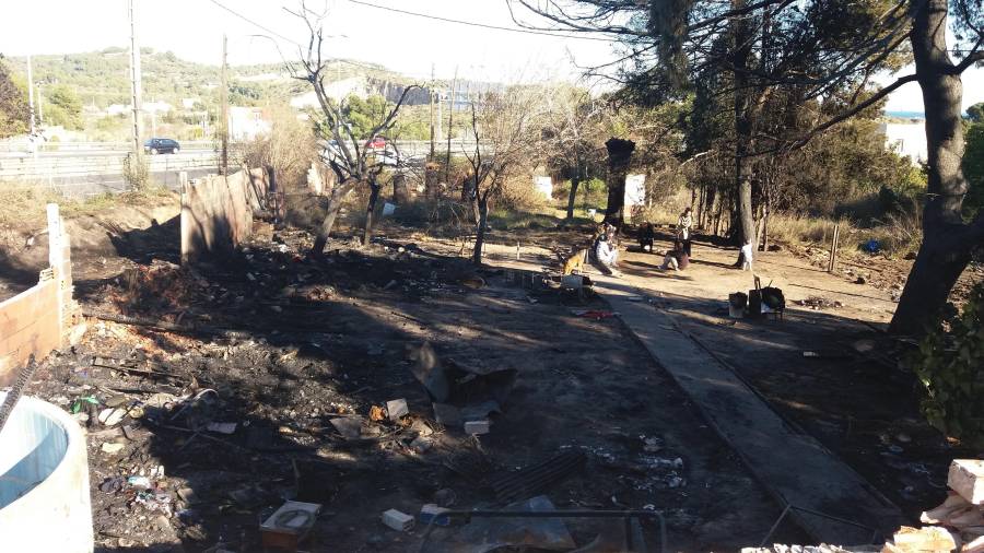 Imagen de la zona afectada por el incendio. Los afectados seguían ayer en el lugar. FOTO: Àngel Juanpere