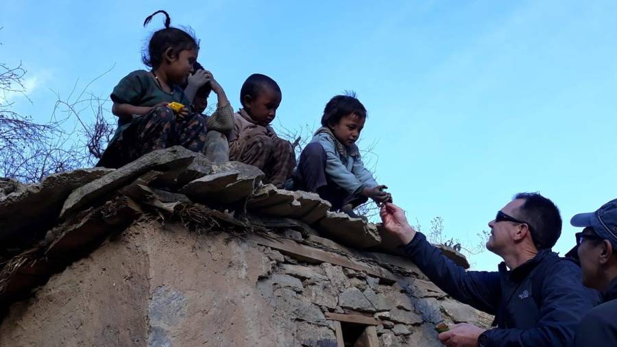 Josep Cabrera juega con unos niños en una aldea en el Himalaya.
