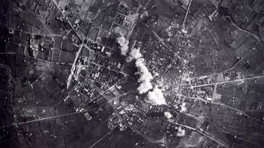Un dels bombardejos de Reus per l&lsquo;aviaci&oacute; italiana el 1938. FOTO: CIMIR