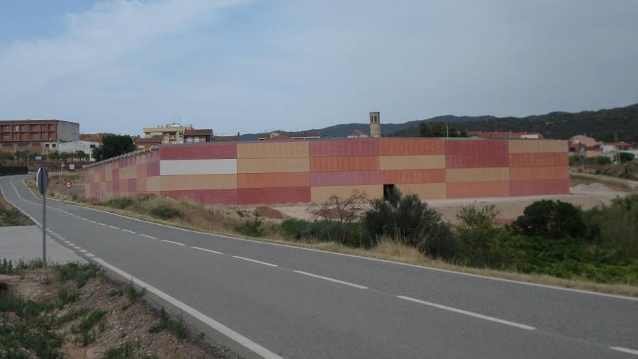 La nova nau, amb la variació dels colors de la terra a les parets, es troba a l’entrada de Sarral venint per la carretera de Montblanc