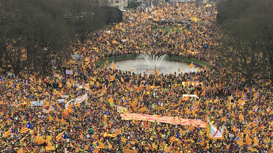 Manifestants omplen el Parc del Cinquantenari de Brussel·les.