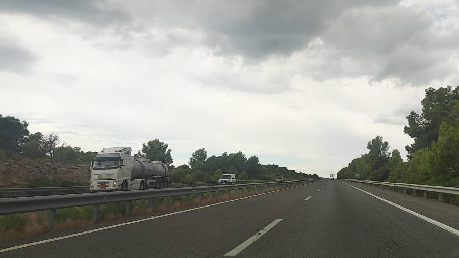 La autopista AP-7 ha sido escenario de dos accidentes de camiones en las últimas horas.