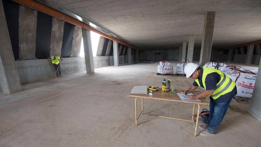 Interior dels baixos del pont Lo Passador, un espai de 1.000m2 on aquesta setmana s’han iniciat les obres per construir el nou Pavelló Fluvial de Deltebre. FOTO: Joan Revillas