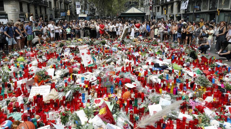Gran afluència de ciutadans i turistes a la Rambla de Barcelona passant pel mosaic de Miró, on va finalitzar el seu recorregut la furgoneta que va causar la mort a 13 persones. Foto: efe