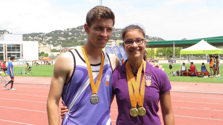 Jan Sans y Mireia López, atletas del Club Atletisme Tarragona, con sus medallas. Foto: Club Atletisme Tarragona.