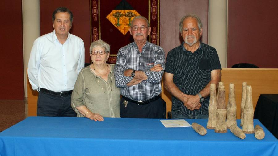 L’alcalde Alfons Garcia acompanayt de Joan Gálvez i Claudina Serra i el responsable del grup de Bitlles de Foment cultural, Teo Castillo.