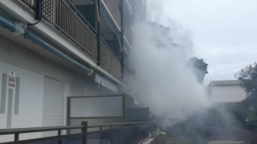 Imagen de la humareda que salía de los bajos de este edificio de Cap Salou. FOTO: cedida