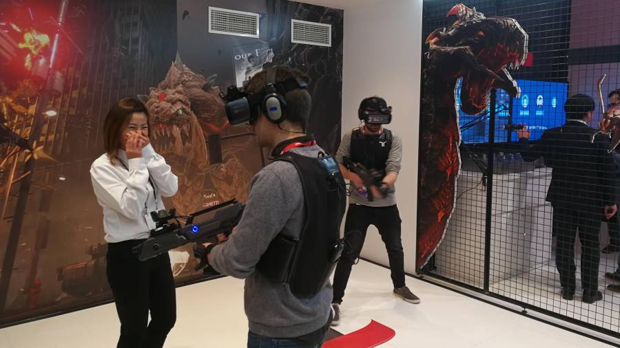 Masacrando alienígenas con visores de Realidad Virtual y ‘wearables’, pero ahora conectados al 5G. Foto: Rafael Servent