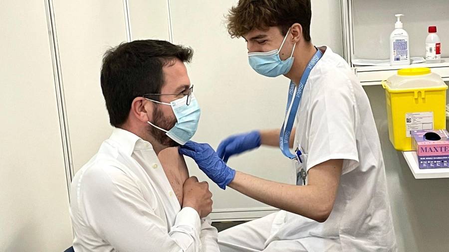 Imagen de Aragonés mientras recibía la vacuna. ACN