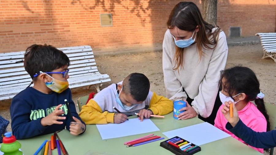 Niños aprendiendo en la Escola Bonavista. ALFREDO GONZÁLEZ