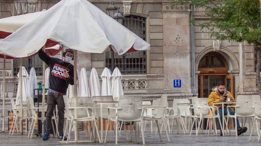 El gobierno no ha acordado de momento que se cierren bares y restaurantes. Foto: EFE