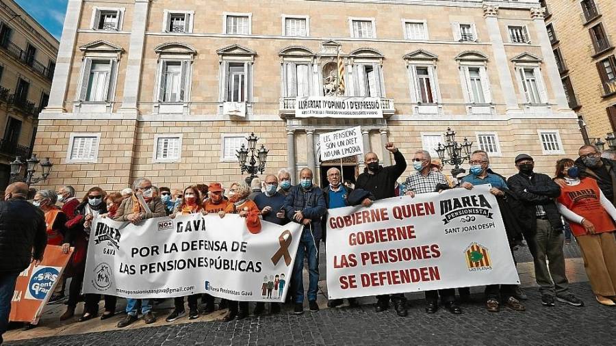 Unas 500 personas participaron en Barcelona en la marcha en defensa de las pensiones. Empezó en Plaça Cata-lunya y acabó en la de Sant Jaume.foto: efe