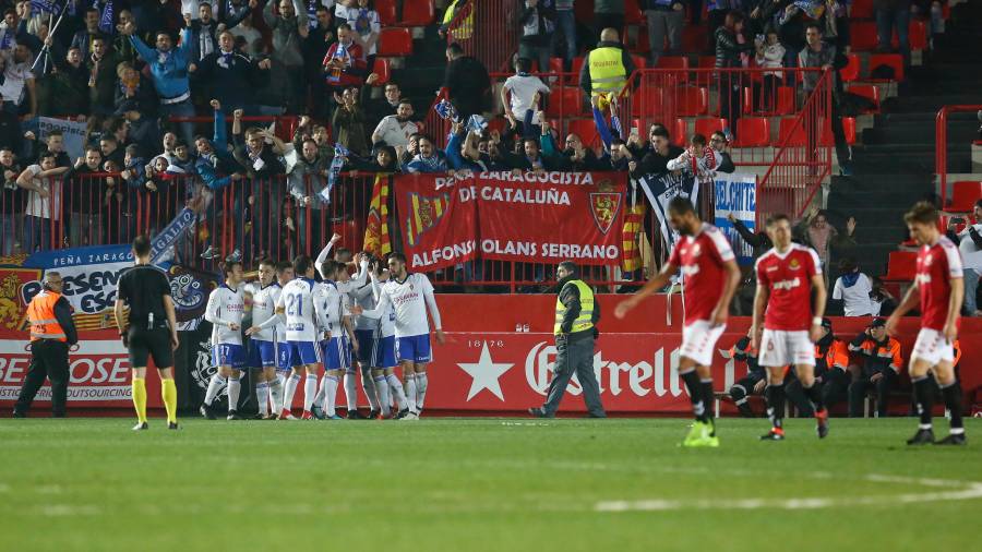 El Zaragoza celebra uno de sus dos goles en el Nou Estadi. Foto: Pere Ferré