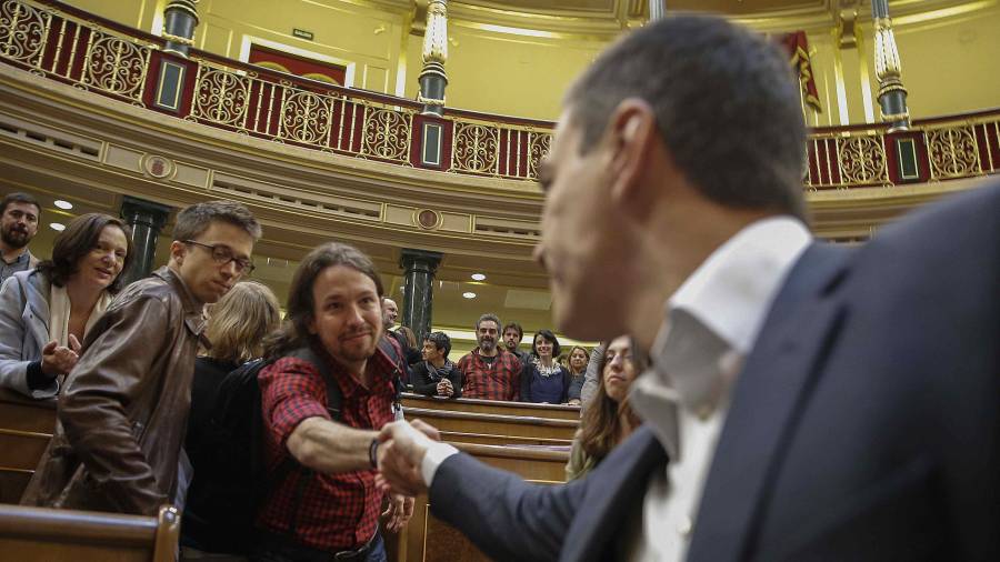 Pedro Sánchez y Pablo Iglesias se estrechan la mano. Foto: EFE