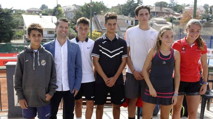 Freixas, a la izquierda, e Ingrid Montserrat, a la derecha, en la foto de familia de los vencedores de todas las categorías. FOTO: Federació Catalana de Tennis