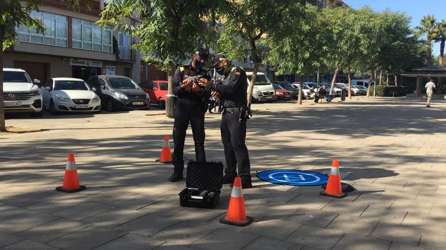 Dos agentes de la Policía Local de Vila-seca con uno de los drones adquiridos en 2019. FOTO: Aj. de Vila-seca