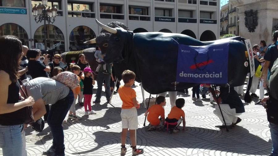 El bou de Reus, amb propaganda a favor del referèndum penjada al llom. Foto: @omniumbaixcamp