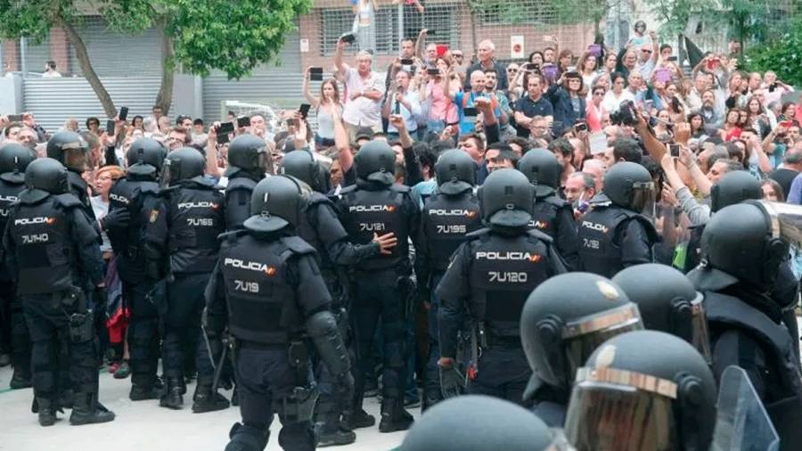 Imagen de archivo de una de las actuaciones en Catalunya de la Policía Nacional durante el 1-O. Foto: DT