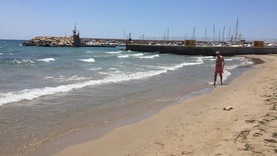 Bañarse junto al puerto de Coma-ruga es peligroso. FOTO: DT