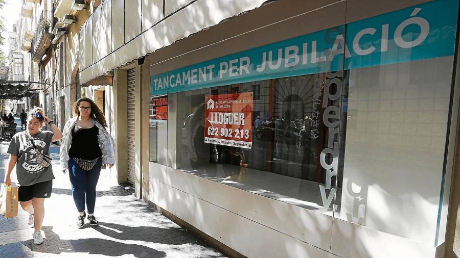 Imagen de ayer de un negocio que ha cerrado recientemente por jubilación en la Rambla Vella de la ciudad de Tarragona. FOTO: Pere Ferré