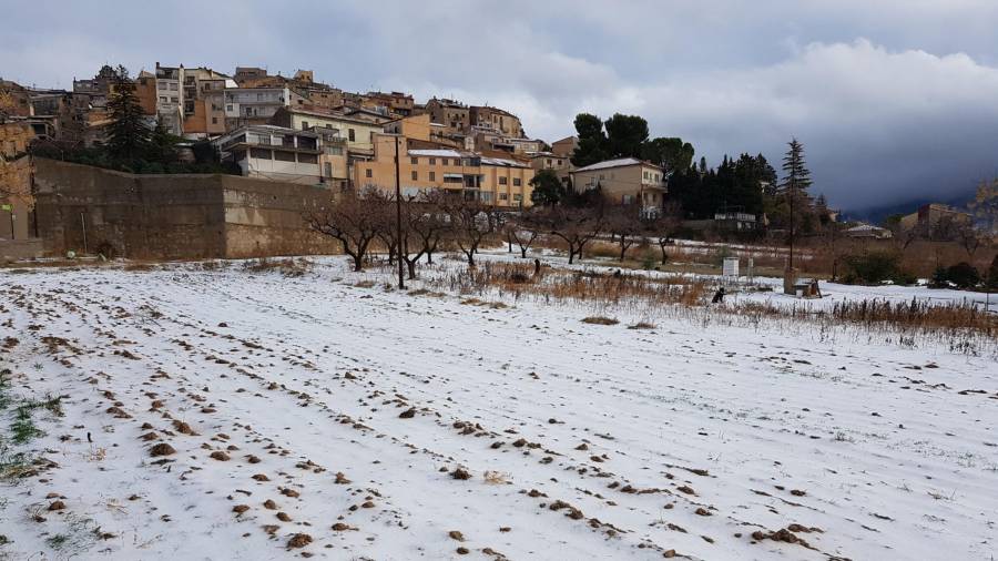 Pla obert d'Horta de Sant Joan, amb el terra cobert de pedra, l'endemà de la pedregada. FOTO: ACN
