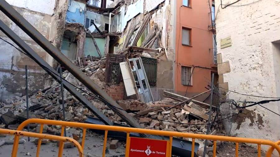 Plan general de la casa que se ha derrumbado en el barrio de Santa Clara de Tortosa. Imagen del 25 de diciembre de 2018