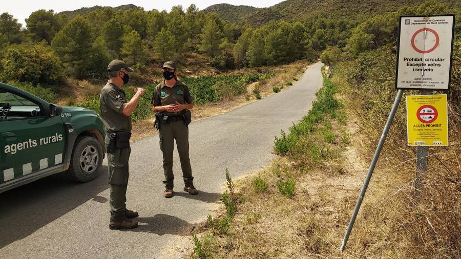 Una patrulla de agentes rurales del Baix Penedès en uno de los accesos a la Serra de Montmell, ayer. FOTO: Àngel Juanpere