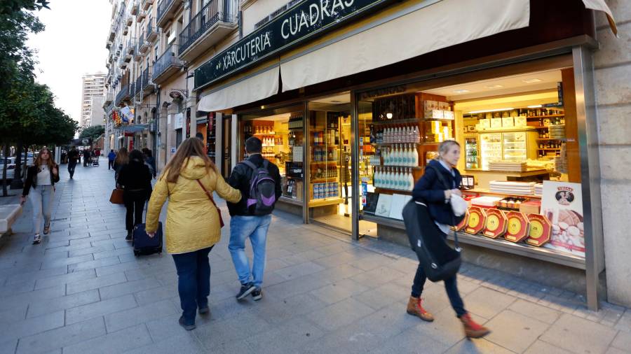 El establecimiento está ubicado en el número 65 de la Rambla Nova, en el centro de la arteria principal de la ciudad.