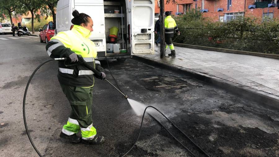 Arden cinco contenedores en el barrio Gaudí de Reus