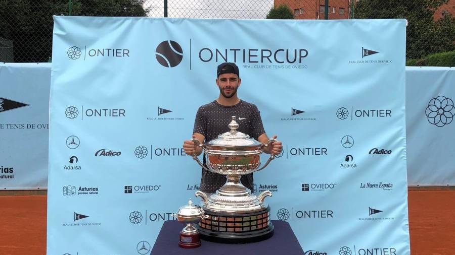Eduard Esteve, con el trofeo de campeón en Oviedo. FOTO: Cedida