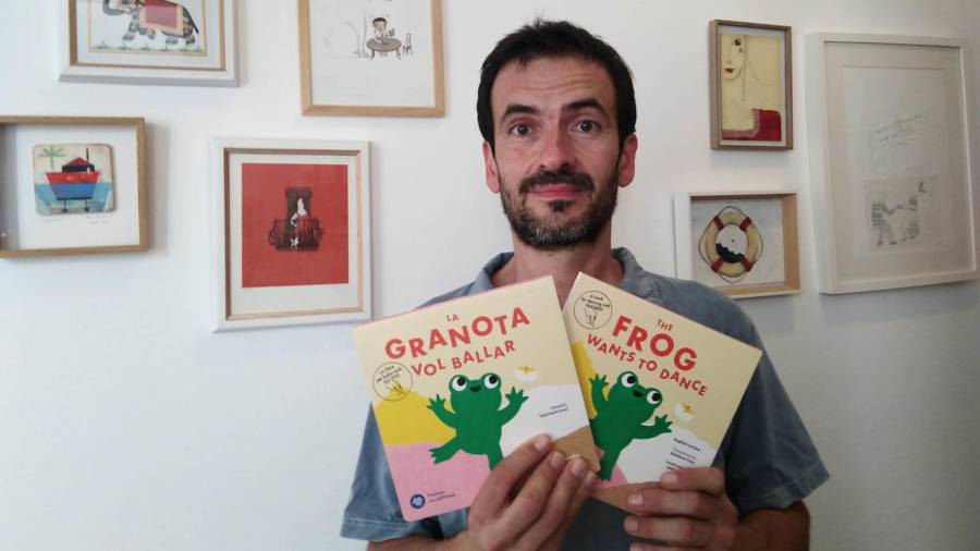 Joan Rioné, editor de Piscina, un petit oceà, amb les dues versions del llibre ‘La granota vol ballar’. FOTO: CEDIDA