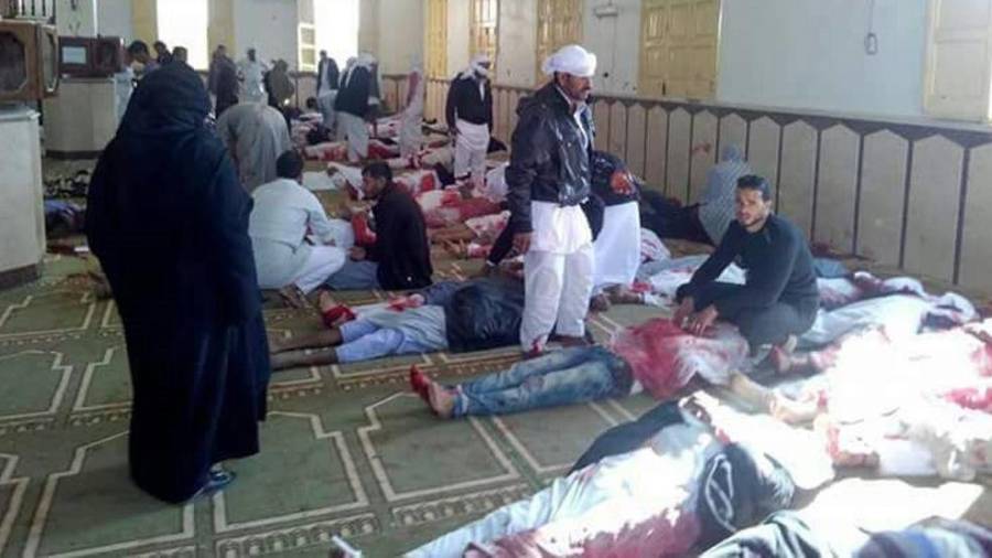 Varias personas permanecen junto a cuerpos sin vida en el interior una mezquita contra la que se ha perpetrado un ataque, en la ciudad de Al Arish, en el norte de la península del Sinaí