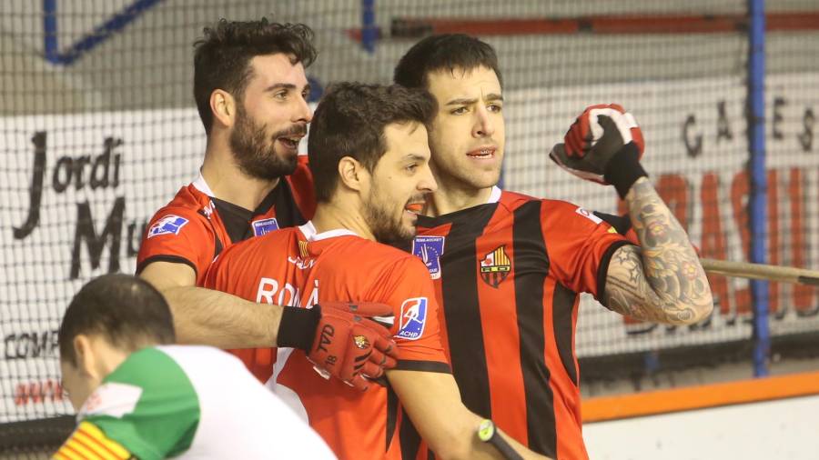 Casanovas, Bancells y Torra celebran un gol ante el Lleida. Foto: Alba Mariné