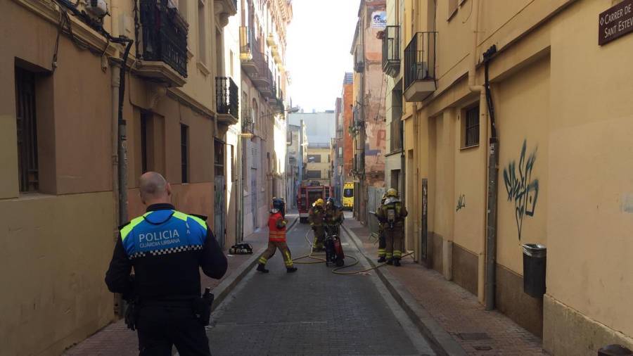 Imagen de un grupo de bomberos durante su intervención en la céntrica calle Sant Esteve de Reus. Foto: F.G.