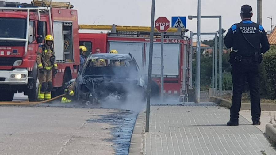 Las llamas han destrozado el vehículo.