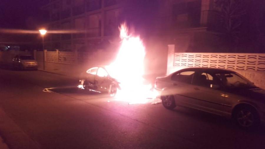 Imagen de un incendio de hace pocos días de un coche en Torredembarra. FOTO: Policia Local Torredembarra