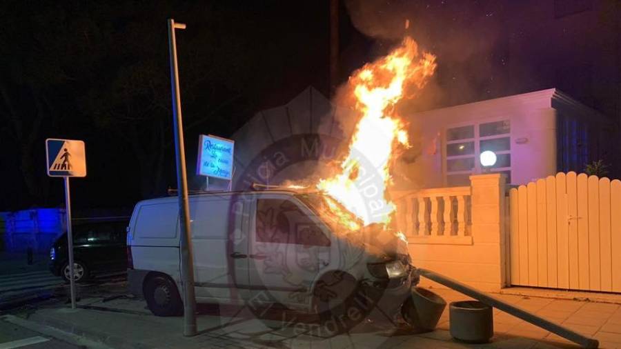 La furgoneta se incendió. FOTO: POLICIA LOCAL VENDRELL