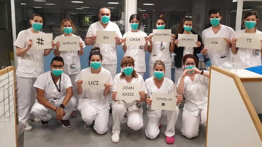 Trabajadores del hospital Joan XXIII de Tarragona pidiendo a la gente que se quede en casa. FOTO: CEDIDA