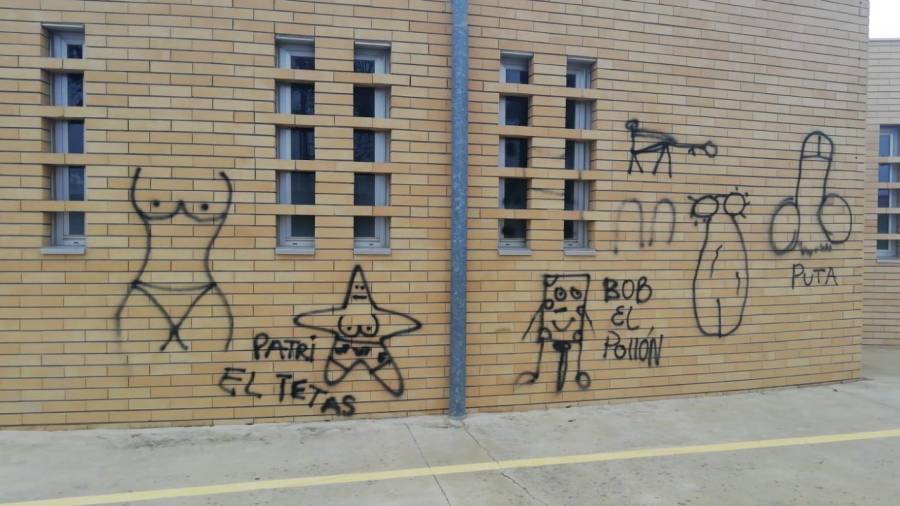 Pintadas en la fachada de la escuela de Bellvei.