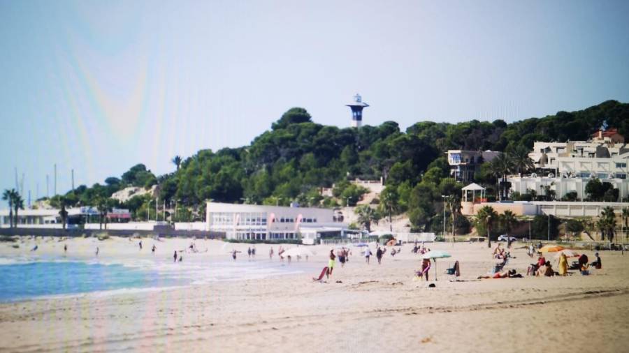 Una de las playas de Torredembarra, donde existen dos chiringuitos. FOTO: ALBA MARINÉ